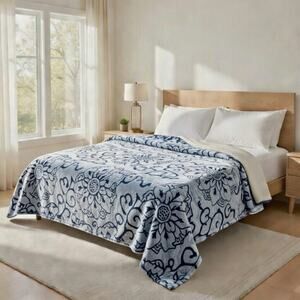 Cozy Queen Size Blanket - Plush & Warm with Vibrant Colors, Big Flower Blue